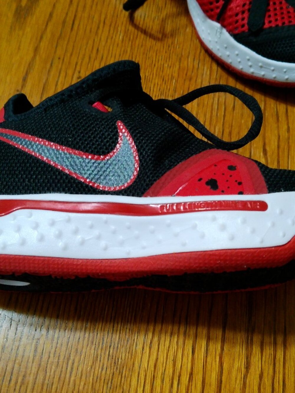 RED BLACK NIKES BOYS SIZE 5 - Picture 3 of 6